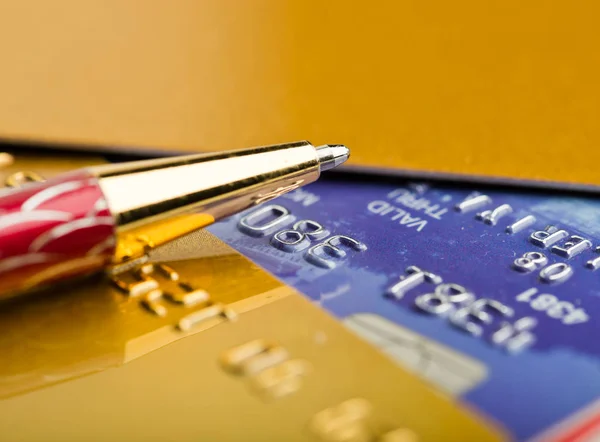 Caneta sobre cartão de crédito — Fotografia de Stock