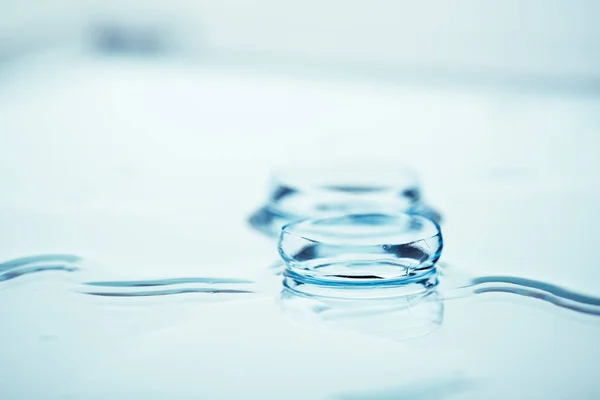 Contactlenzen met waterdruppels — Stockfoto