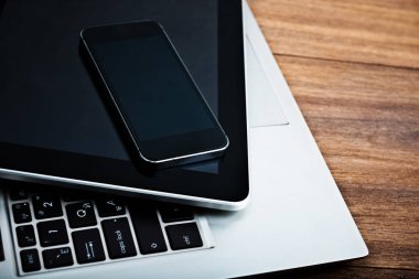 Laptop klavye tablet ve smartphone ile closeup
