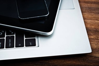 Laptop klavye tablet ve smartphone ile closeup