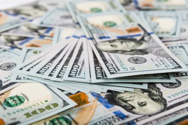 Yüz dolar faturaları, renkli para arka plan yığını closeup