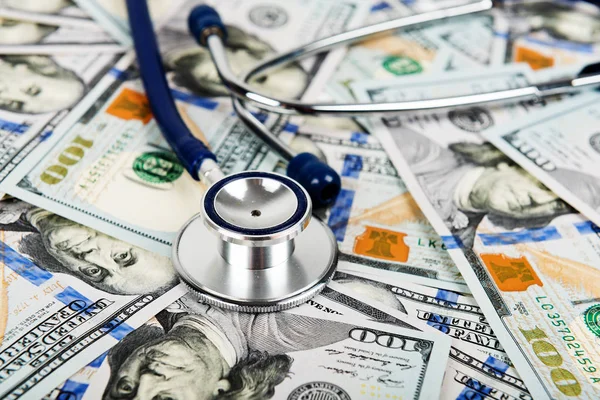 Close Van Dollars Met Stethoscoop Kosten Voor Medische Verzekering — Stockfoto