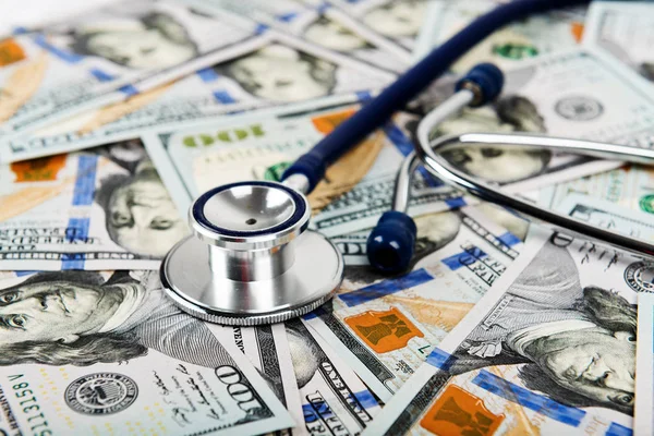 Nahaufnahme Von Dollars Mit Stethoskop Kosten Für Die Krankenversicherung — Stockfoto