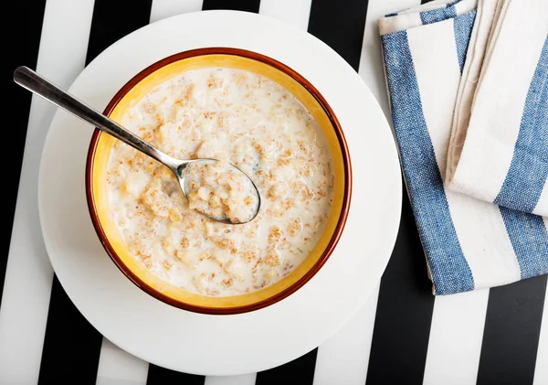 Primo Piano Ciotola Con Cinque Cereali Porridge Con Latte Concetto — Foto Stock