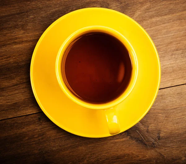Fechar Xícara Amarela Chá Sobre Fundo Mesa Madeira — Fotografia de Stock