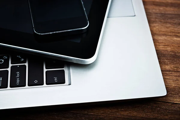 Primer Plano Del Teclado Portátil Con Tableta Teléfono Inteligente — Foto de Stock