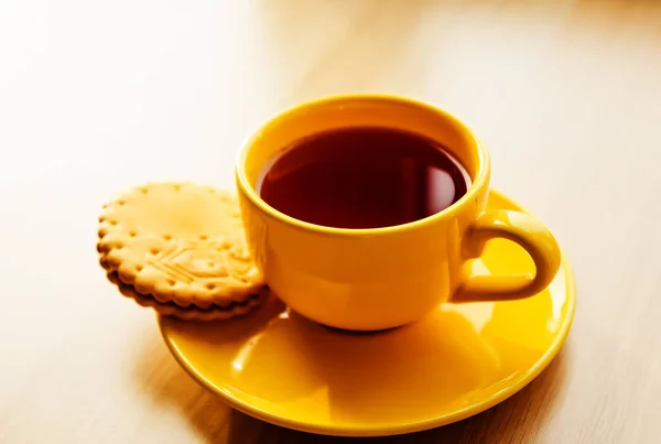 Closeup Žlutý Šálek Čaje Sweet Cookie Dřevěný Stůl Pozadí — Stock fotografie