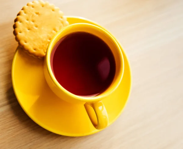 Closeup Yellow Cup Tea Sweet Cookie Wooden Table Background — Stock Photo, Image