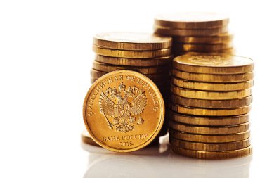 Rus Rublesi sikke yığını üzerinde beyaz izole