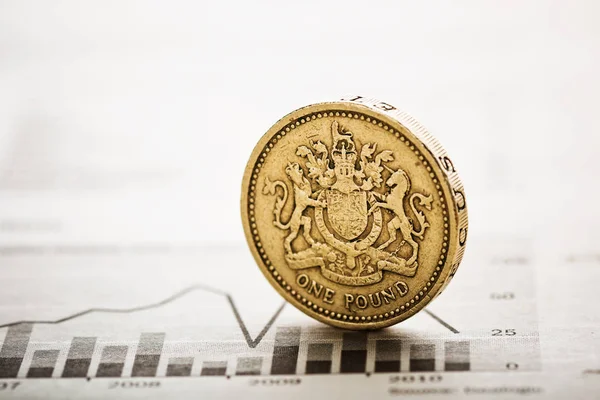 英镑汇率的概念 硬币在图表上 — 图库照片