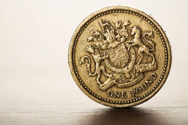 Pound sterling para masanın üstünde 