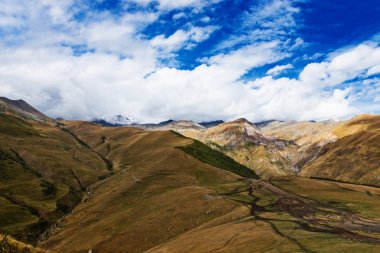 Gürcistan. Yol Gergeti Holy Trinity Kilisesi Gürcistan'daki Gergeti Köyü yakınındaki Kazbek Dağı manzarasına sahip gelen kırık