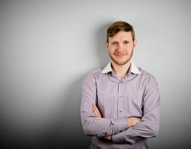 Önce gri duvar geçti silah ile ayakta beyaz sarışın yakışıklı genç