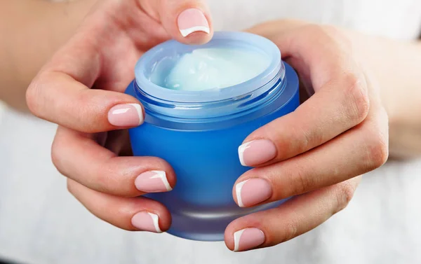 Belle Mani Donne Con Crema — Foto Stock