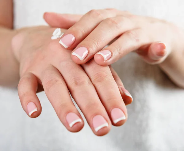 Hermosas Mujeres Manos Aplicando Crema — Foto de Stock