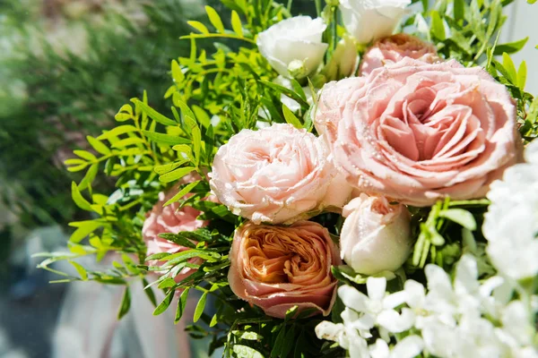 Schöner Strauß Rosa Und Weißer Blumen Der Vase — Stockfoto