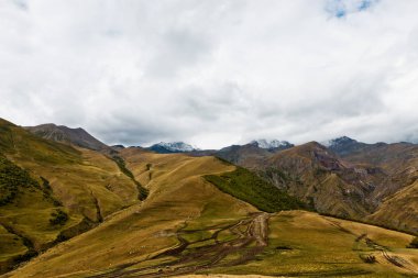 Gergeti Trinity Kilisesi, Gergeti Köyü ve Stepancminda Gürcistan'daki Kafkas Dağları Panoraması