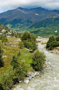 Riverside'da kendi eski tuğla Kuleli Mestia Köyü güzel manzarasına yüksek Dağları, Svaneti, Georgia'nın arka plan üzerinde