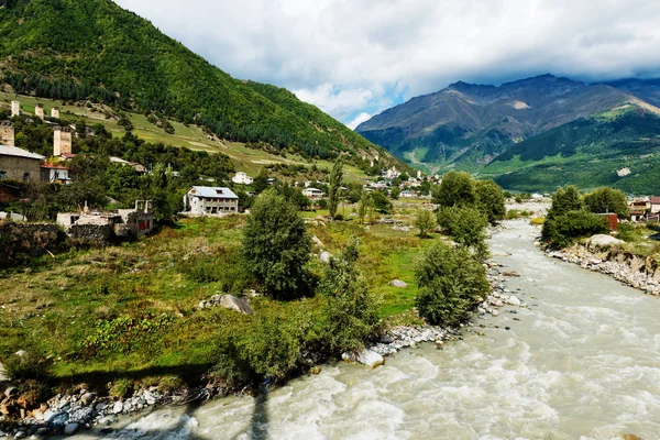 Vacker Utsikt Över Mestia Med Dess Gamla Tegel Torn Riverside — Stockfoto