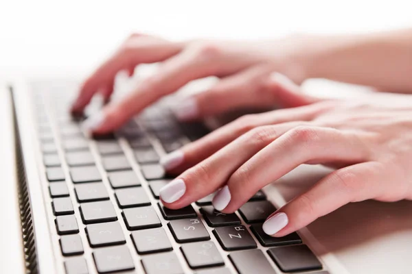 Γκρο Πλαν Πληκτρολογώντας Γυναικεία Χέρια Στο Πληκτρολόγιο Του Υπολογιστή — Φωτογραφία Αρχείου