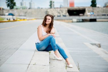 Açık gülümseyen güzel bir Avrupa kadın portresi