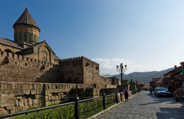 Mtsheta, Gürcistan - 25 Eylül 2017: Svetitskhoveli Katedrali Georgia Mtsheta tarihi şehir, bulunan Gürcü Ortodoks katedrali olan