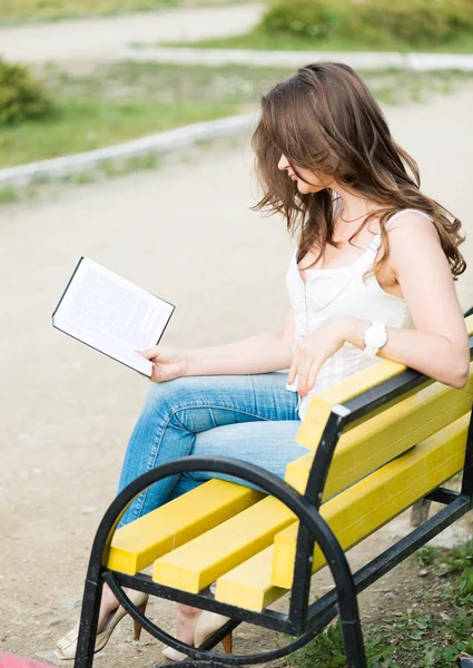 若い笑顔の女性は 公園で本を読んで 勉強して 大学や大学で試験の準備 — ストック写真