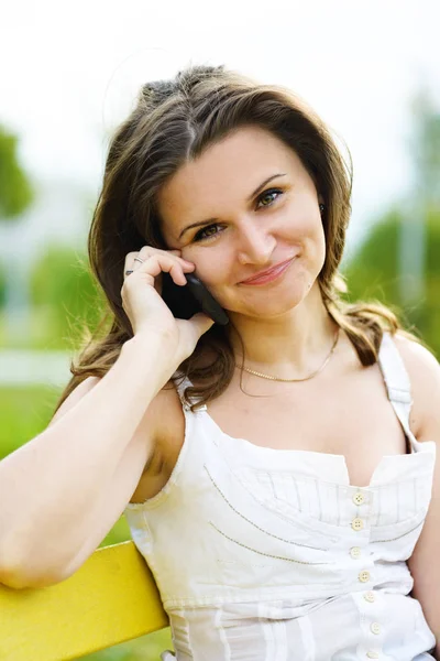 Retrato Livre Mulher Jovem Com Telefone — Fotografia de Stock