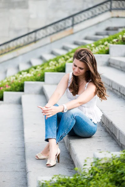 Szomorú Lány Ült Lépcsőn Város Utca — Stock Fotó