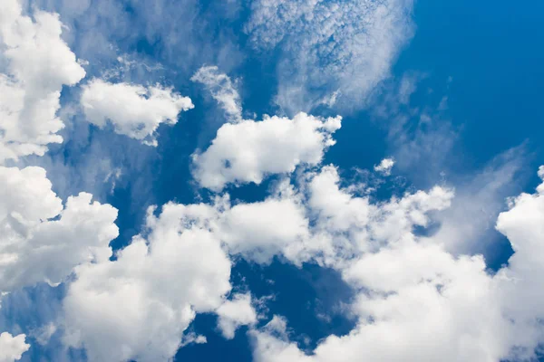 Blauwe Lucht Witte Cumulus Wolken — Stockfoto