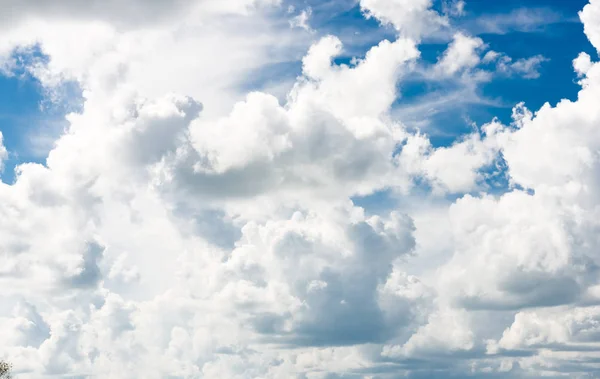Blå Himmel Och Vita Cumulus Moln — Stockfoto