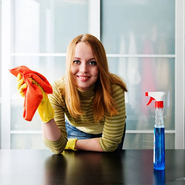 Fröhliches Mädchen Putzt Tisch Mit Möbelpolitur Bei Hom — Stockfoto