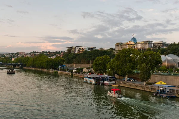 Tbilisi Georgiai Września 2017 Nasyp Widokiem Hali Rząd Budynku Koncert — Zdjęcie stockowe