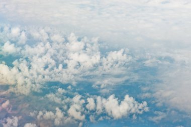 kabarık beyaz bulutlar üzerinde havadan görünümü 