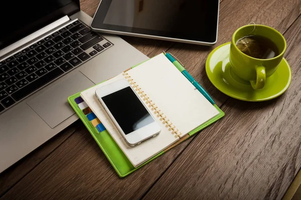 Schreibtisch Mit Laptop Tablet Planer Stift Handy Und Tasse Tee — Stockfoto