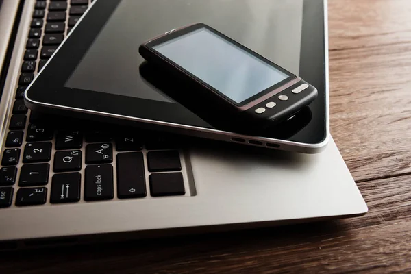 Tastatur Mit Telefon Und Tablet Auf Holztisch — Stockfoto