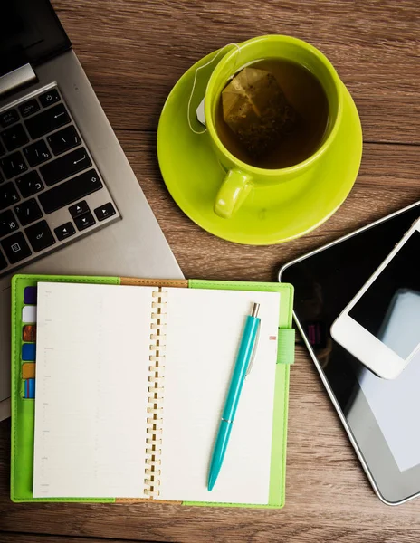 Schreibtisch Mit Laptop Tablet Planer Stift Handy Und Tasse Tee — Stockfoto