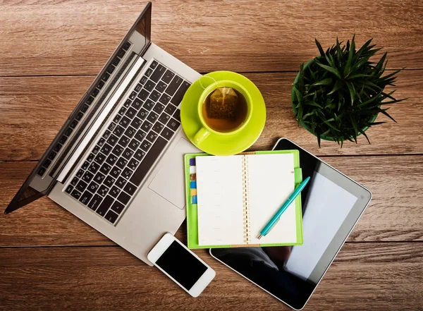 Schreibtisch Mit Laptop Tablet Planer Stift Handy Und Tasse Tee — Stockfoto