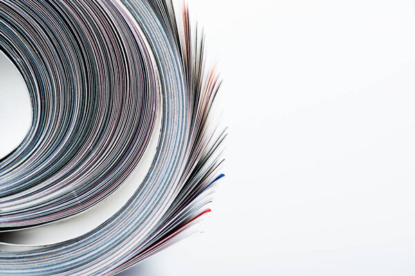 журнал рулон на белом фоне
