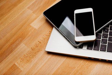 Ahşap masa üzerinde telefon ve tablet pc ile klavye