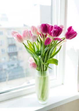 pencere pervazına üzerinde vazoda Pembe Lale buketi