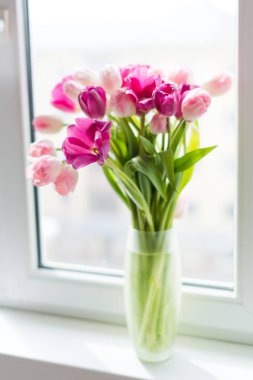 pencere pervazına üzerinde vazoda Pembe Lale buketi