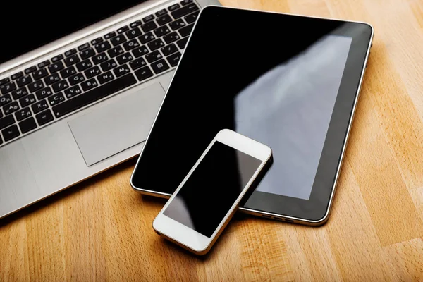 Tastatur Mit Telefon Und Tablet Auf Holztisch — Stockfoto