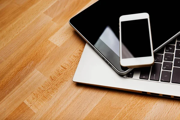 Tangentbord Med Telefoner Och Tablet Trä Skrivbord — Stockfoto