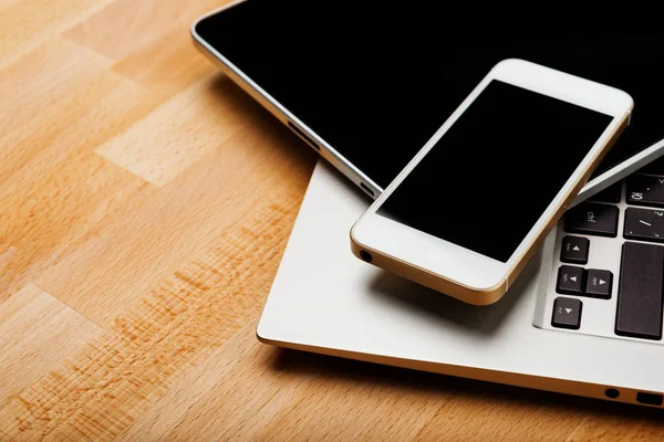 Tangentbord Med Telefoner Och Tablet Trä Skrivbord — Stockfoto