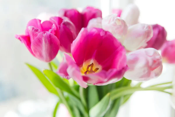 Detailní Záběr Kytice Růžové Tulipány Váze Okenním Parapetu — Stock fotografie