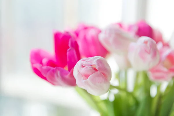 Närbild Bukett Rosa Tulpaner Vas Fönsterbrädan — Stockfoto