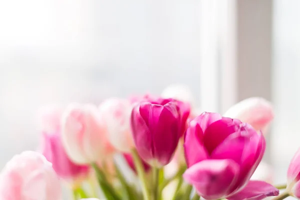 Zbliżenie Bukiet Róż Tulipany Wazonie Parapet — Zdjęcie stockowe