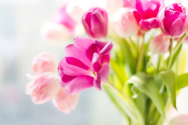 Gros Plan Bouquet Tulipes Roses Dans Vase Sur Rebord Fenêtre — Photo