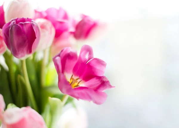 Gros Plan Bouquet Tulipes Roses Dans Vase Sur Rebord Fenêtre — Photo